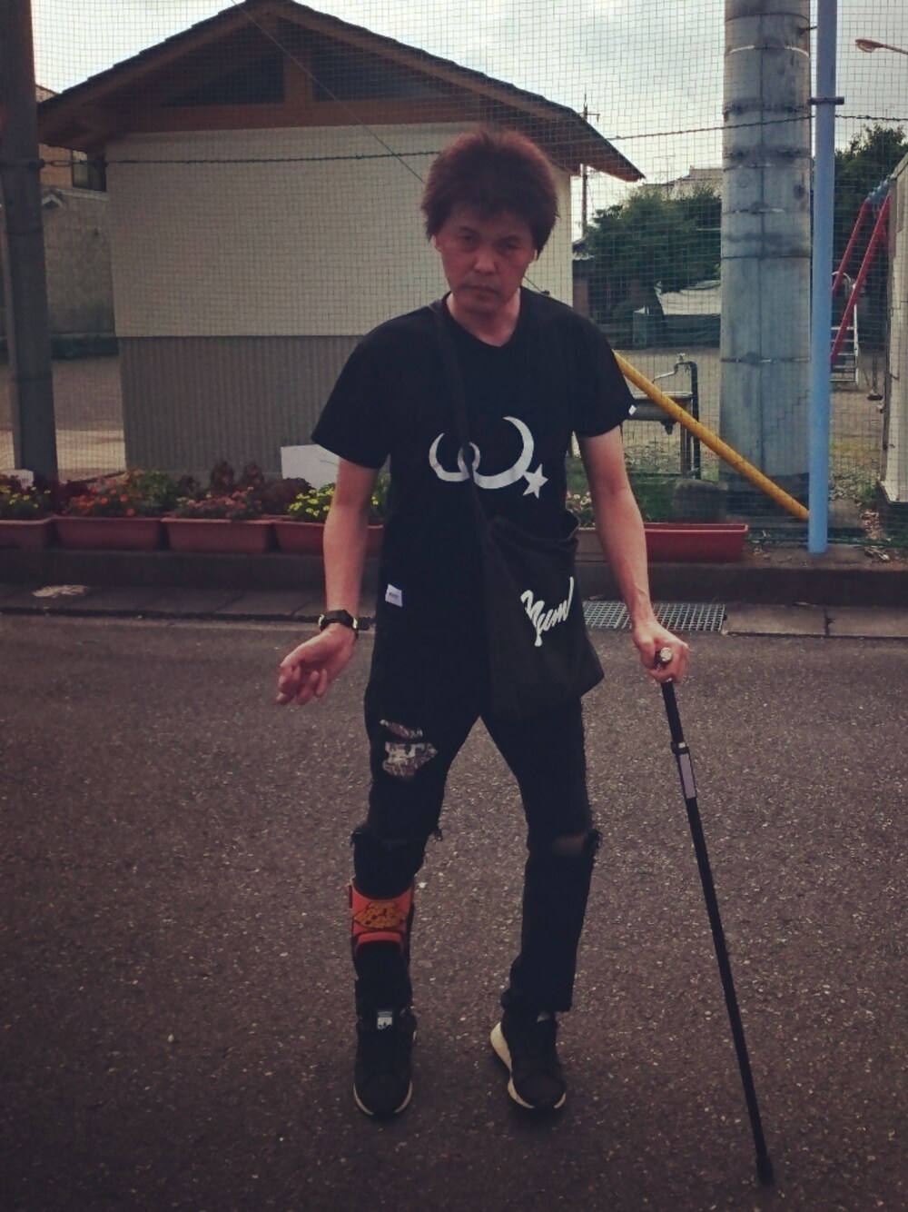 「ウォーキングスタイル」｜「WTAPSのロゴT（Tシャツ/カットソー、ブラック系）」を使った、🤘hiroyuki🤘さん（メンズ・181cm）の夏コーディネートの1枚目の写真