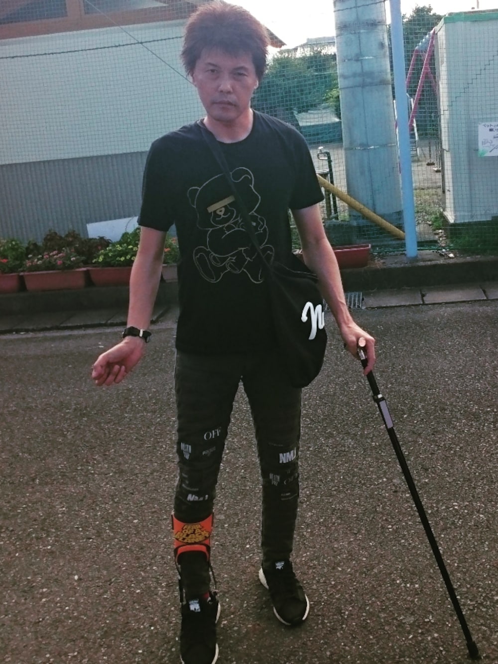 「ウォーキングスタイル」｜「UNDERCOVERのBE＠RTEE UNDERCOVER-BE＠R 2017（Tシャツ/カットソー、ブラック系）」を使った、🤘hiroyuki🤘さん（メンズ・181cm）の夏コーディネートの1枚目の写真