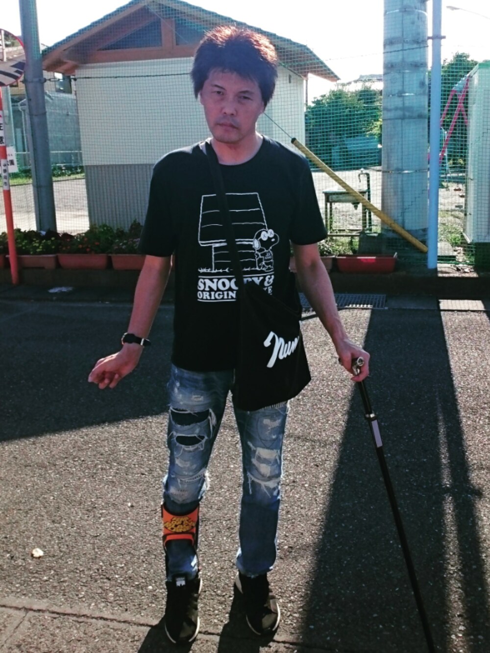 「ウォーキングスタイル」｜「OriginalFakeの×kaws！（Tシャツ/カットソー、ブラック系）」を使った、🤘hiroyuki🤘さん（メンズ・181cm）の秋コーディネートの1枚目の写真