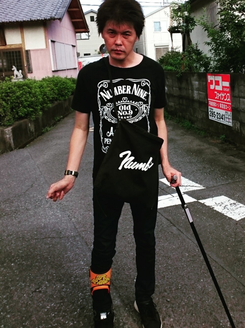 「ウォーキングスタイル」｜「NUMBER (N)INEのOld No.9_T-SHIRT（Tシャツ/カットソー、ブラック系）」を使った、🤘hiroyuki🤘さん（メンズ・181cm）の秋コーディネートの1枚目の写真