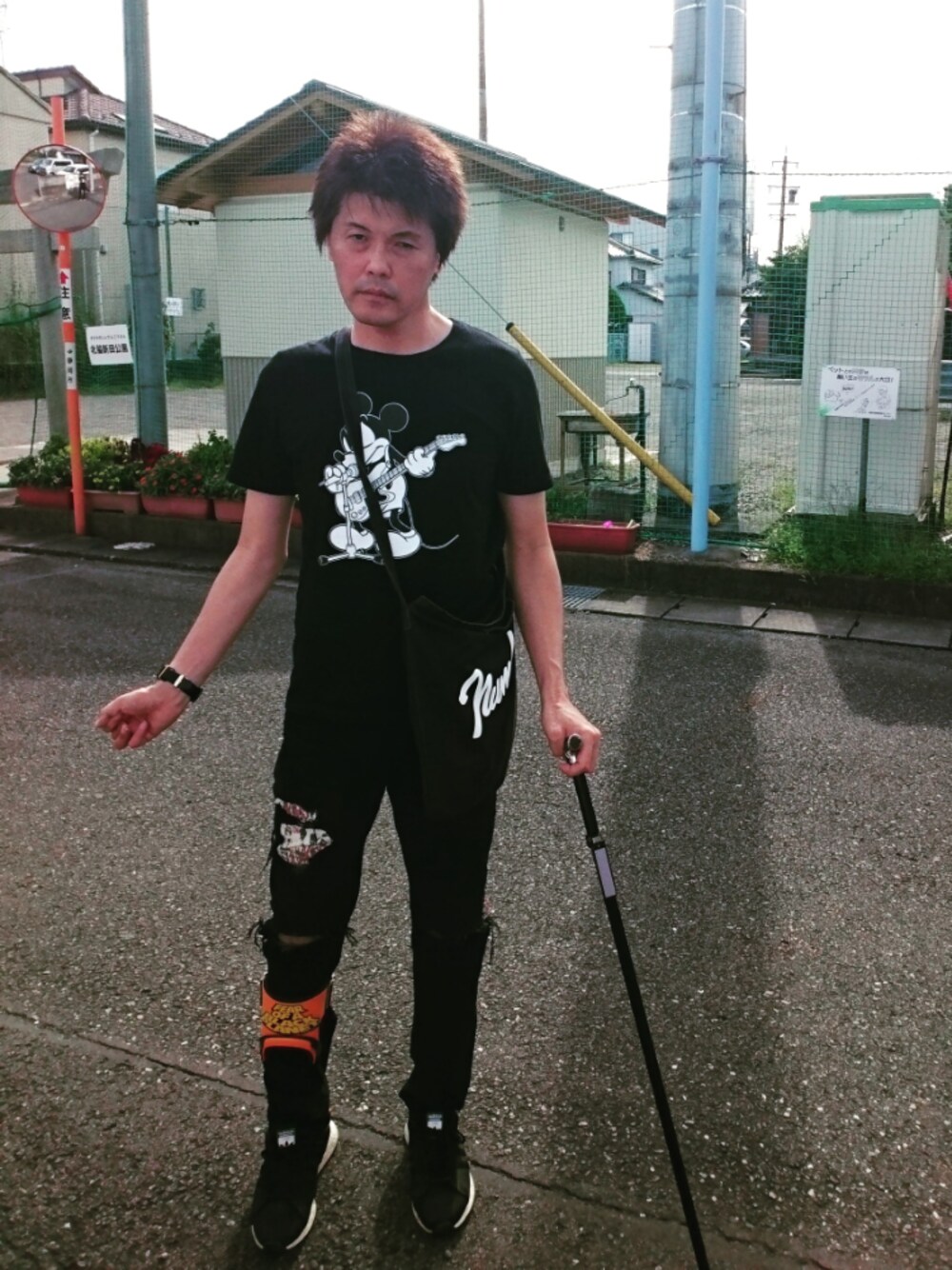 「ウォーキングスタイル」｜「DisneyのNUMBER (N)INE MICKEY MOUSE T-SHIRTS_SC（Tシャツ/カットソー、ブラック系）」を使った、🤘hiroyuki🤘さん（メンズ・181cm）の秋コーディネートの1枚目の写真