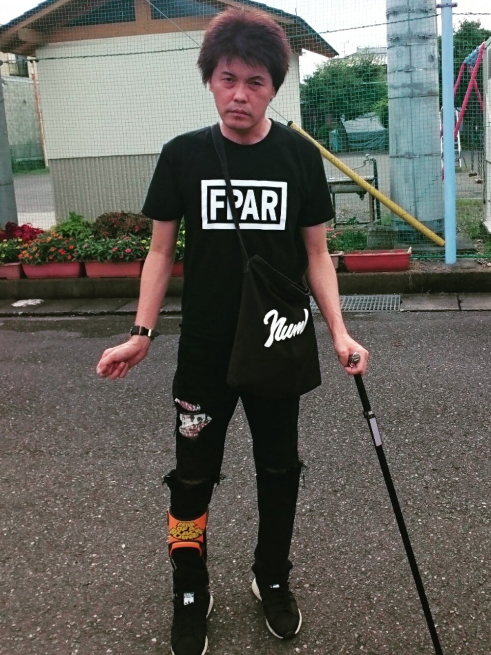 「ウォーキングスタイル」｜「FORTY PERCENT AGAINST RIGHTSのボックスロゴプリントTシャツ（Tシャツ/カットソー、ブラック系）」を使った、🤘hiroyuki🤘さん（メンズ・181cm）の秋コーディネートの1枚目の写真