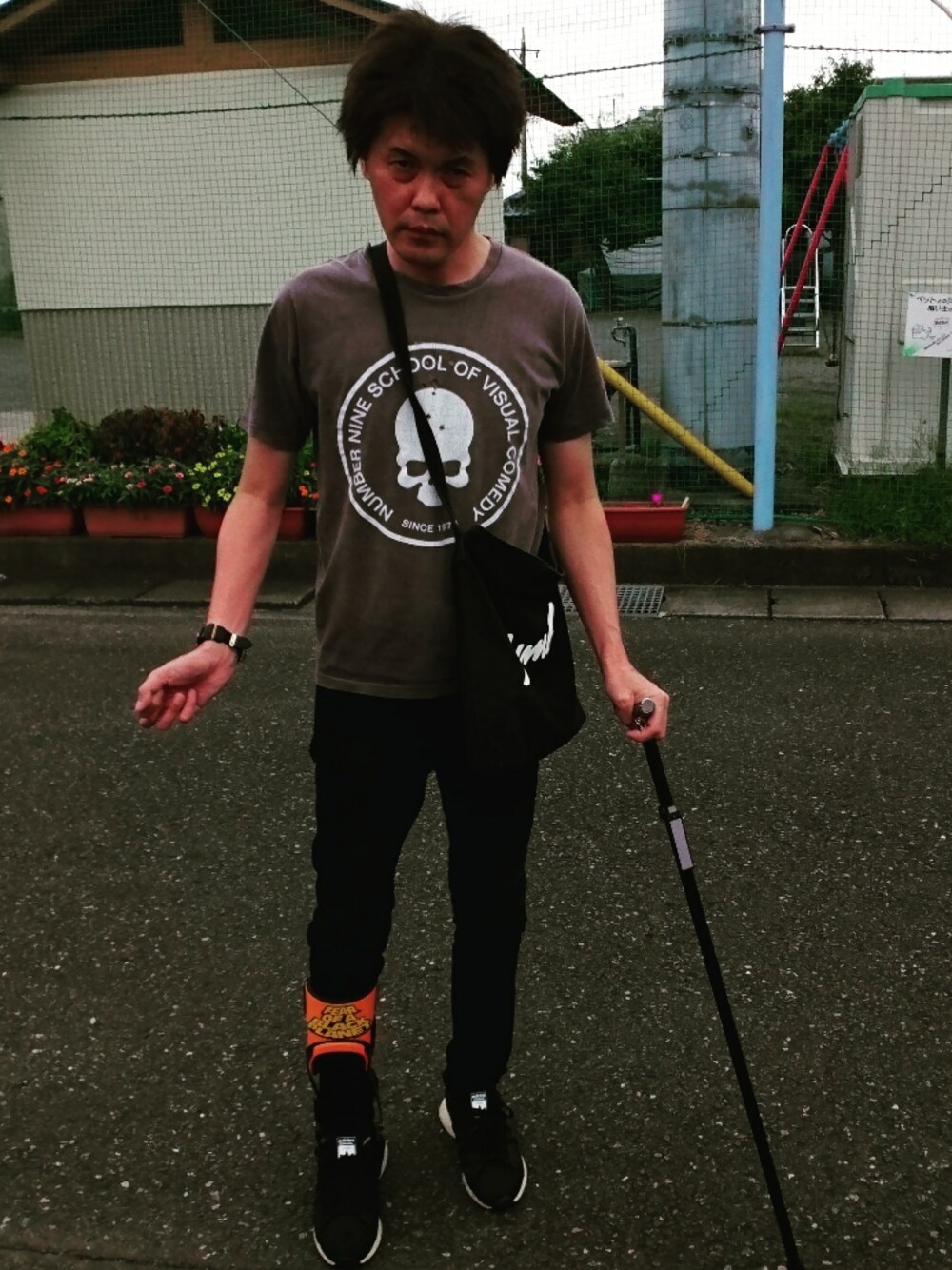 「ウォーキングスタイル」｜「NUMBER (N)INEのSCHOOL OF VISUAL COMEDY_T-SHIRT（Tシャツ/カットソー、ブラック系）」を使った、🤘hiroyuki🤘さん（メンズ・181cm）の秋コーディネートの1枚目の写真