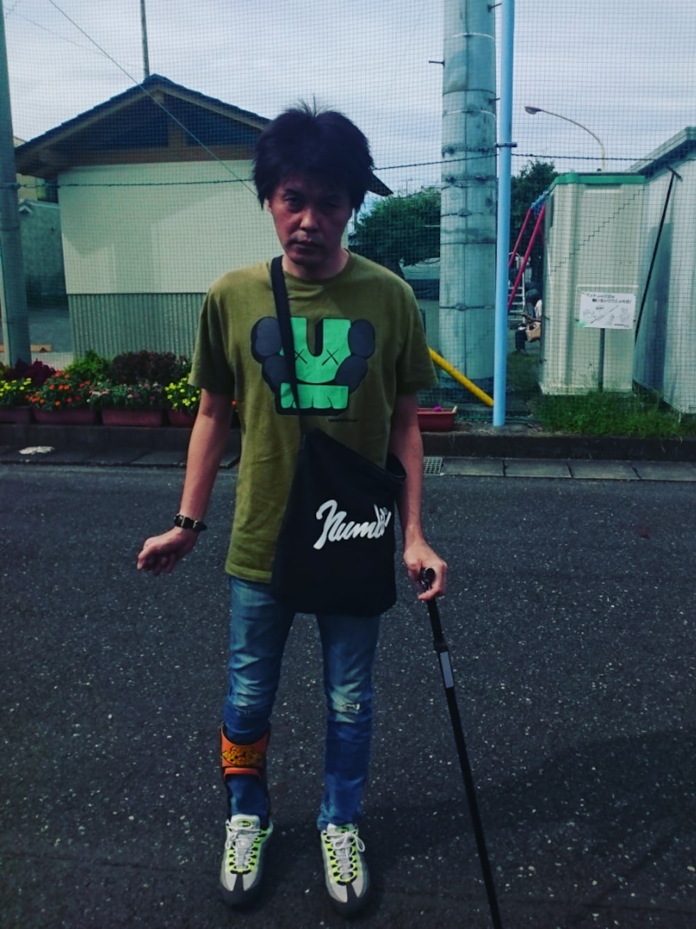 「ウォーキングスタイル」｜「UNDERCOVERのundercover×kaws（Tシャツ/カットソー、グリーン系）」を使った、🤘hiroyuki🤘さん（メンズ・181cm）の秋コーディネートの1枚目の写真
