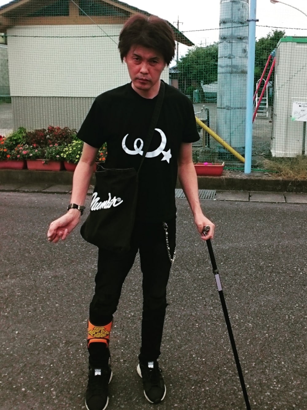 「ウォーキングスタイル」｜「WTAPSのロゴT（Tシャツ/カットソー、ブラック系）」を使った、🤘hiroyuki🤘さん（メンズ・181cm）の秋コーディネートの1枚目の写真