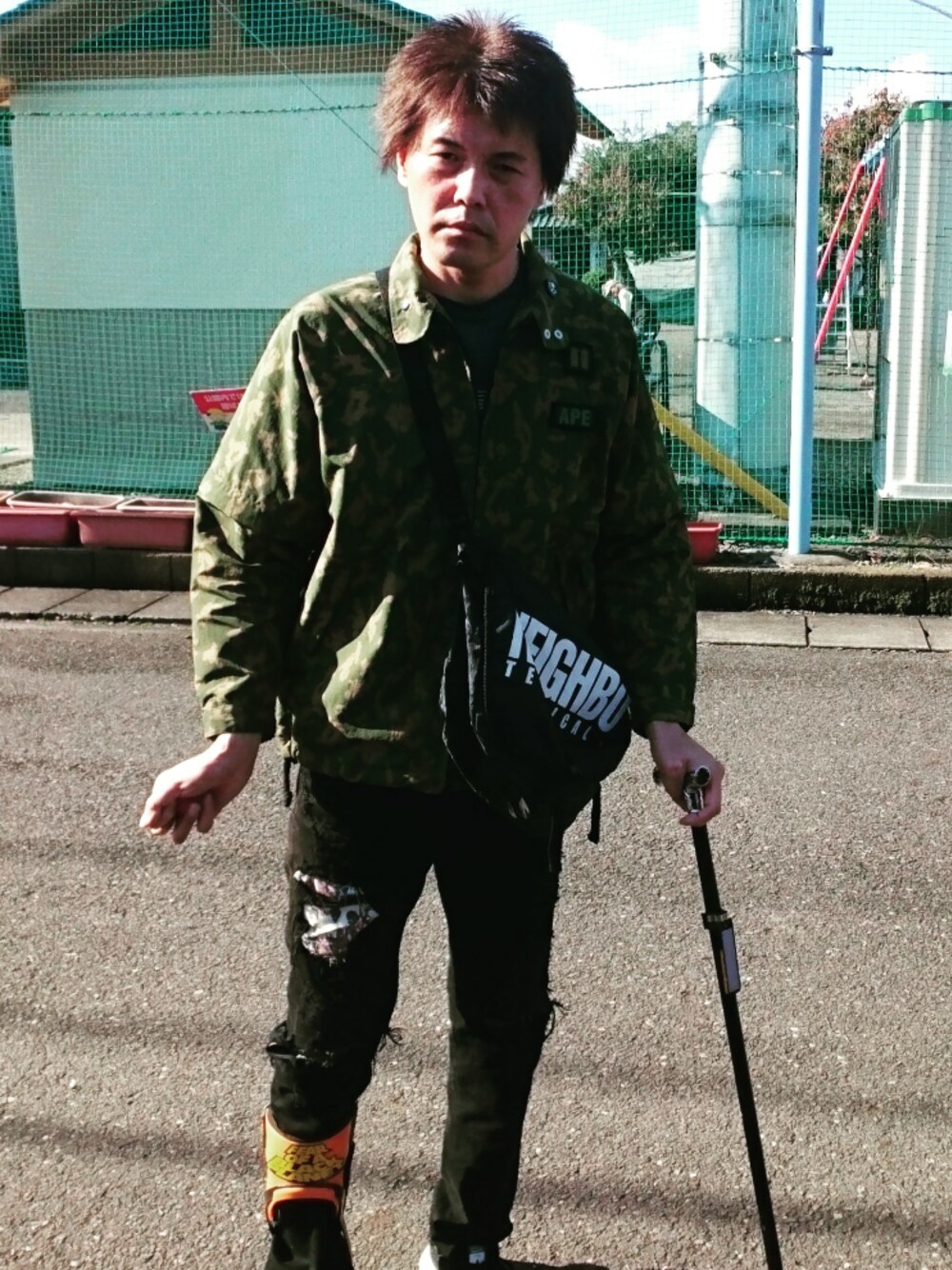 「ウォーキングスタイル」｜「NEIGHBORHOODのショルダーバッグ（ショルダーバッグ、ブラウン系）」を使った、🤘hiroyuki🤘さん（メンズ・181cm）の秋コーディネートの1枚目の写真