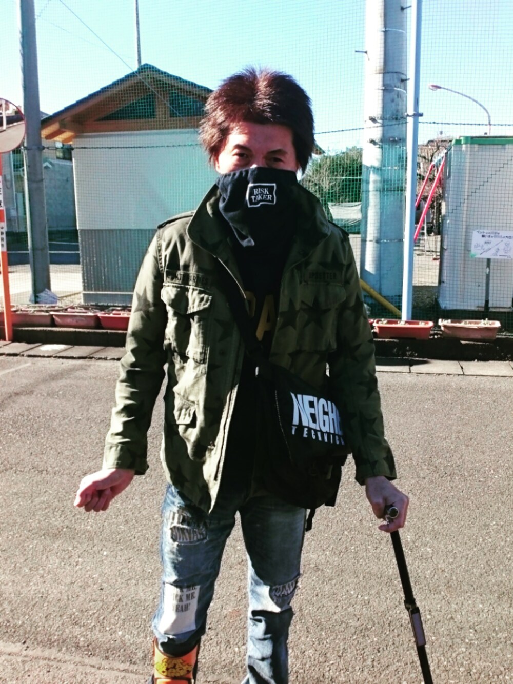 「ウォーキングスタイル」｜「FORTY PERCENT AGAINST RIGHTSのネックウォーマー（その他、ブラック系）」を使った、🤘hiroyuki🤘さん（メンズ・181cm）の冬コーディネートの1枚目の写真