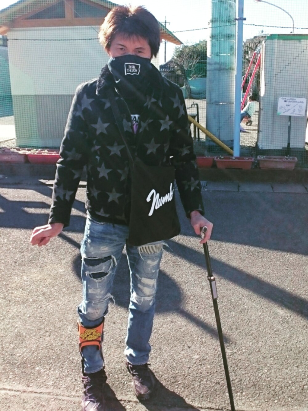 「ウォーキングスタイル」｜「GYAKUSOUのリアクトプレスト（スニーカー、ブラック系）」を使った、🤘hiroyuki🤘さん（メンズ・181cm）の冬コーディネートの1枚目の写真
