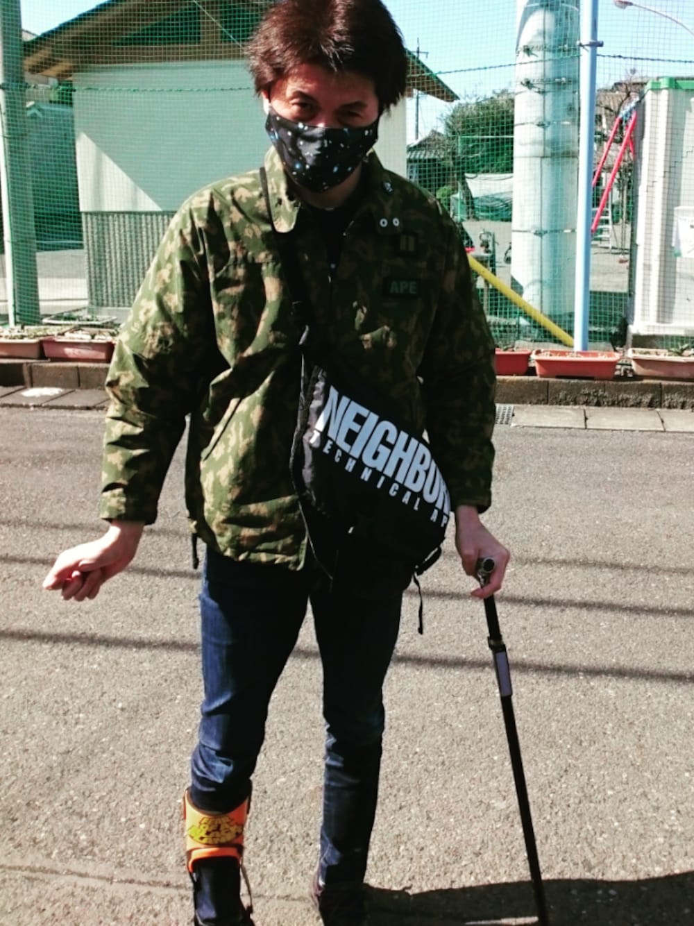 「ウォーキングスタイル」｜「NEIGHBORHOODのショルダーバッグ（ショルダーバッグ、ブラウン系）」を使った、🤘hiroyuki🤘さん（メンズ・181cm）の春コーディネートの1枚目の写真