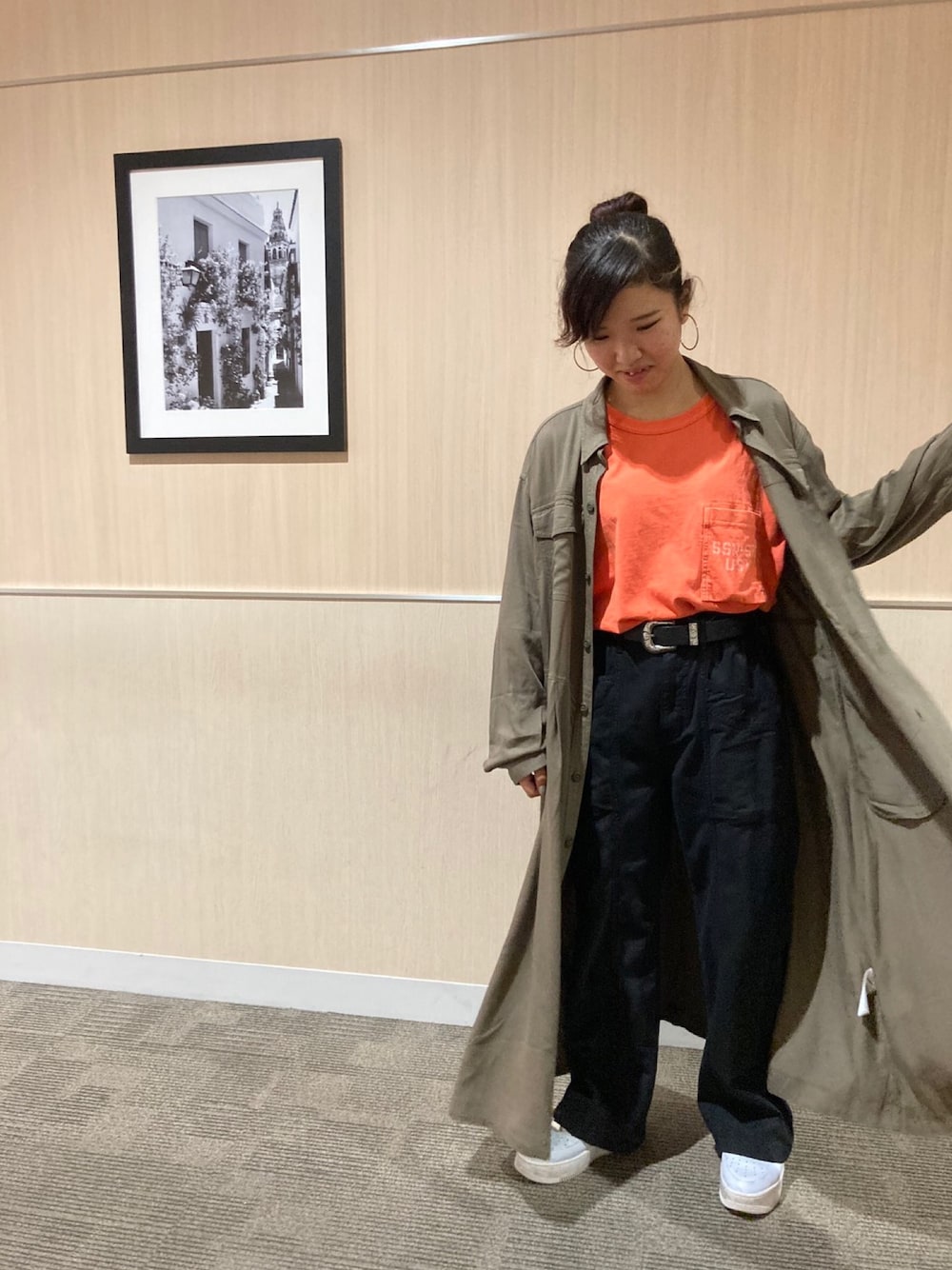「AVIREX、シャツワンピース、パンツスタイル、ootd、低身長コーデ、秋コーデ、大人っぽく、岡山イオンモール、AVIREXBelle、ファッションの力を信じよう」｜「AVIREXのTYPE BLUE ピグメント ポケットTシャツ/PIGMENT DYED POCKET TEE（Tシャツ/カットソー、オレンジ系）」を使った、亜弥香さん（レディース・150cm）の夏コーディネートの1枚目の写真