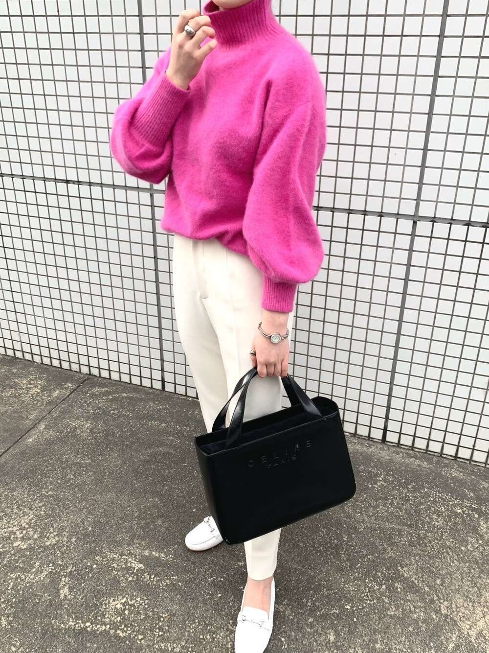 「休日スタイル、パンツスタイル、ホワイト、ピンクニット、きれいめカジュアル」｜「allurevilleのアイテム（ニット/セーター、ピンク系）」を使った、𝙖𝙮𝙪𝙢𝙞さん（レディース・162cm）の冬コーディネートの1枚目の写真