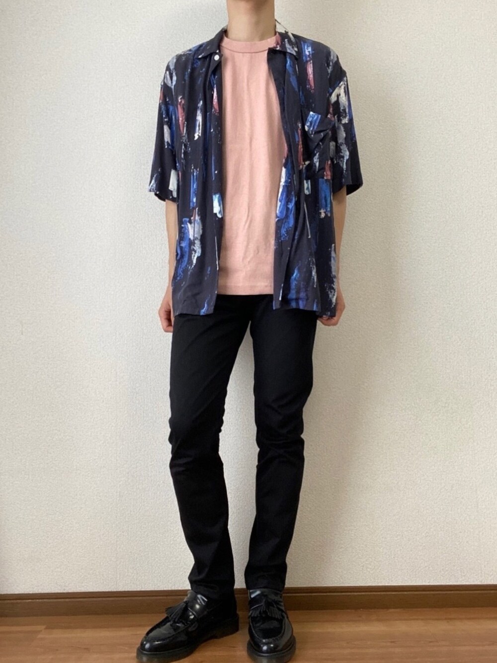 ブルー系のシャツ/ブラウス、ピンク系のTシャツ/カットソー、ブラック系のパンツを着用したメンズの夏コーディネートの1枚目の写真
