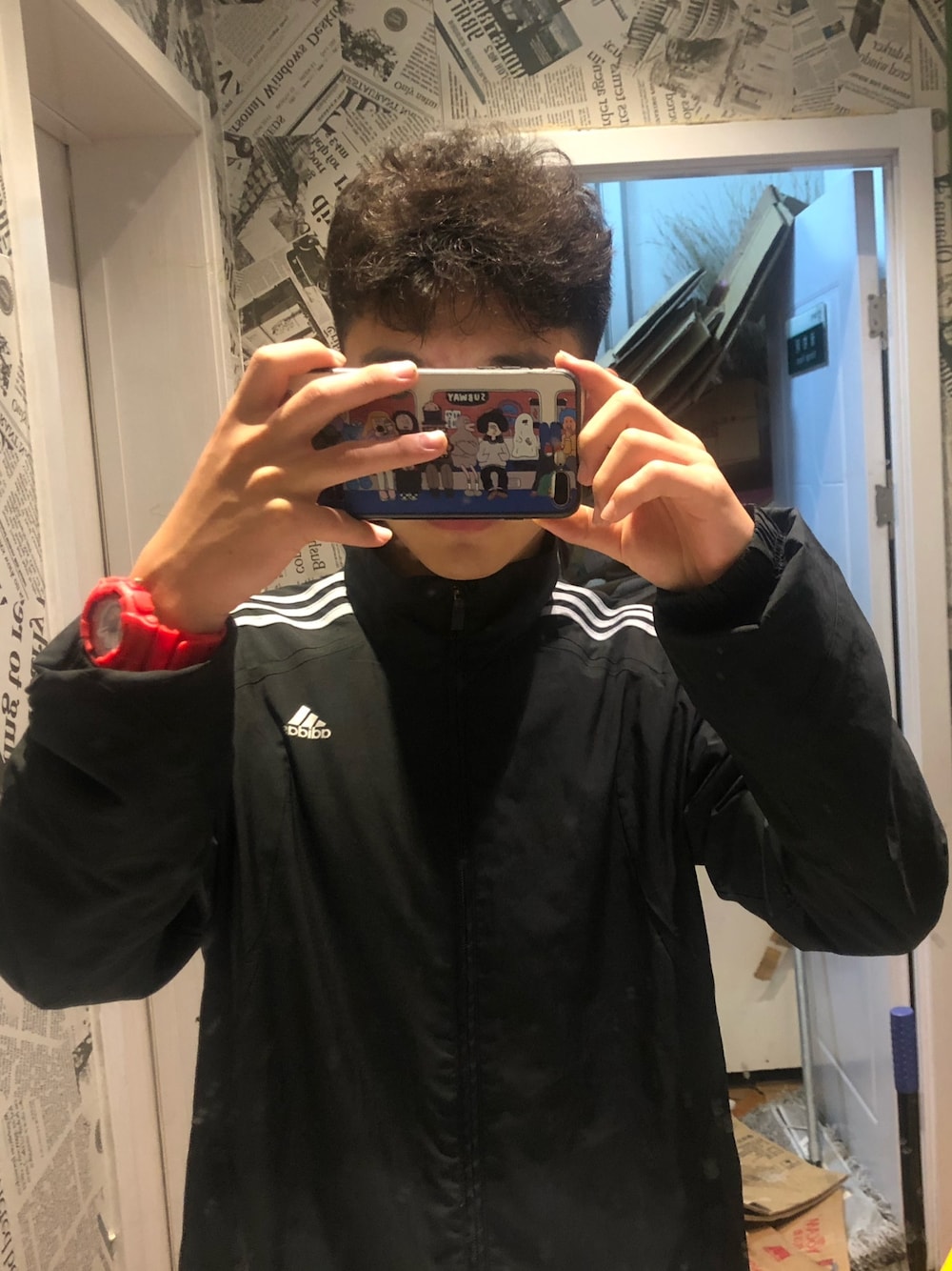 「adidasのアイテム（スタジャン、ブラック系）」を使った、全网一个喜羊羊gさん（メンズ・175cm）の秋コーディネートの1枚目の写真