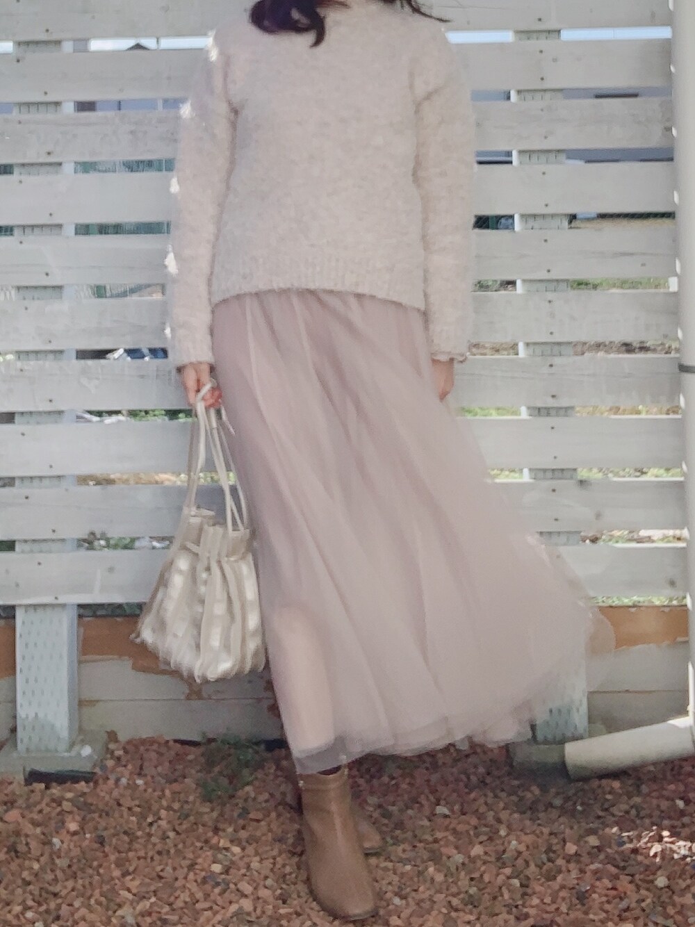 「GRLのチュールロングスカート（スカート、ベージュ系）」を使った、michiさん（レディース・157cm）の冬コーディネートの1枚目の写真