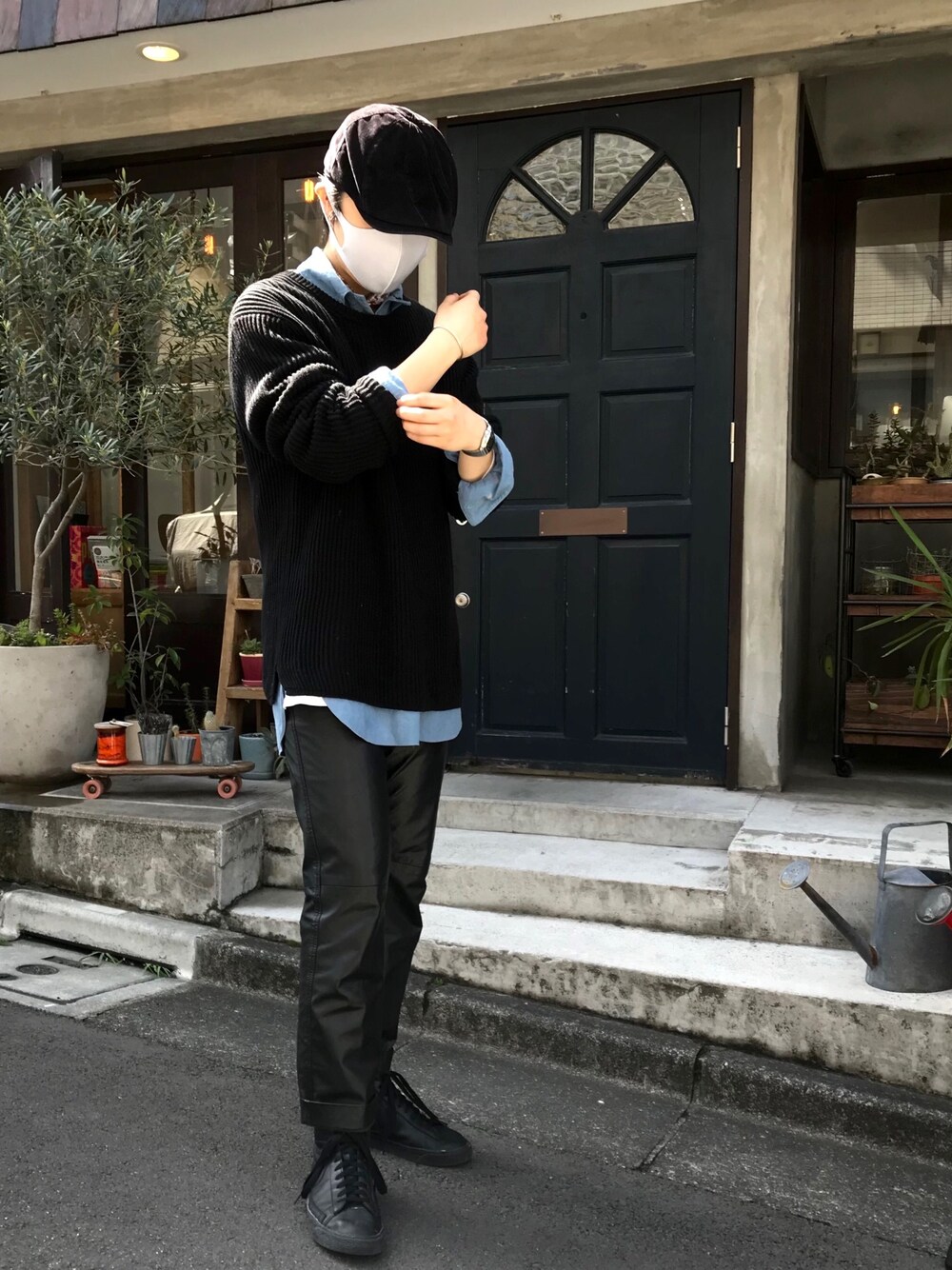 「今日のコーデ、大人コーデ、レザーパンツ、スニーカー、ミリタリー、ハンチング、ニット、GAP、NIKE、美容師」｜「GAPのアイテム（ニット/セーター、ブラック系）」を使った、木村陸弥さん（メンズ・173cm）の春コーディネートの1枚目の写真
