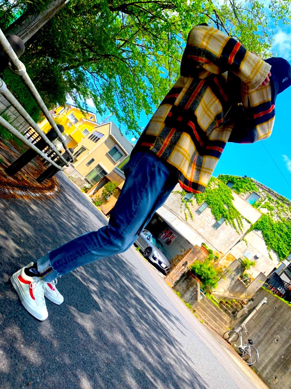 「お洒落さんとつながりたい、春コーデ、STYLE36、デニムパンツ、スニーカーコーデ、古着、VANS、大学生、オーバーサイズ、いいね、save、フォローお願いします🤑」｜「VANS VAULTのアイテム（スニーカー、ホワイト系）」を使った、たけさん（メンズ・175cm）の春コーディネートの1枚目の写真