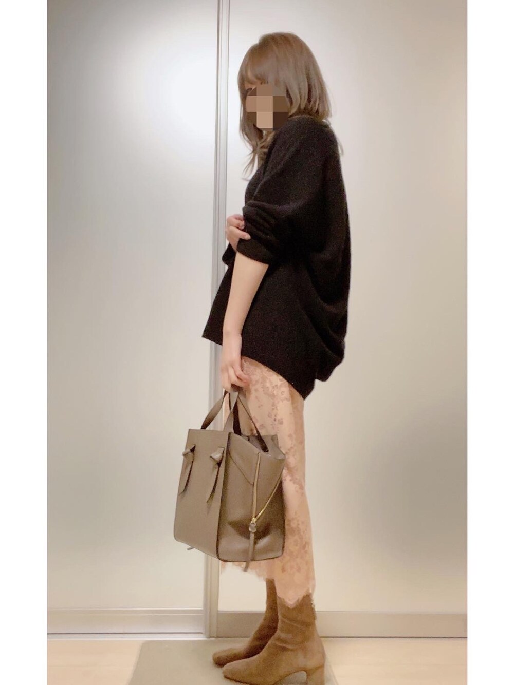 「シンプル、ゆるコーデ、大人女子、レース、レーススカート、春コーデ、春色、ニット、ピンク」｜「IENAのホールガーメントコクーンVネックプルオーバー◆（ニット/セーター、ブラック系）」を使った、名前はあとでさん（レディース・161cm）の冬コーディネートの1枚目の写真