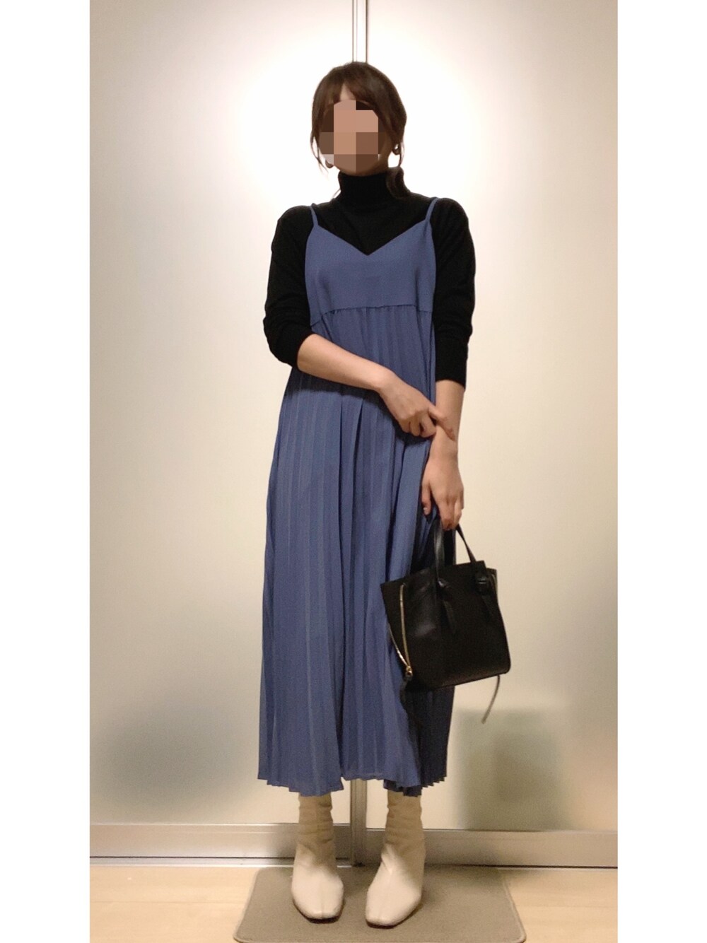 「オトナカジュアル、くすみブルー、ブルー、キャミワンピ、重ね着、プリーツワンピース、白ブーツ、タートルネック」｜「URBAN RESEARCH Sonny Labelのタートルニット×プリーツワンピースセット（ワンピース、ブルー系）」を使った、名前はあとでさん（レディース・161cm）の冬コーディネートの1枚目の写真