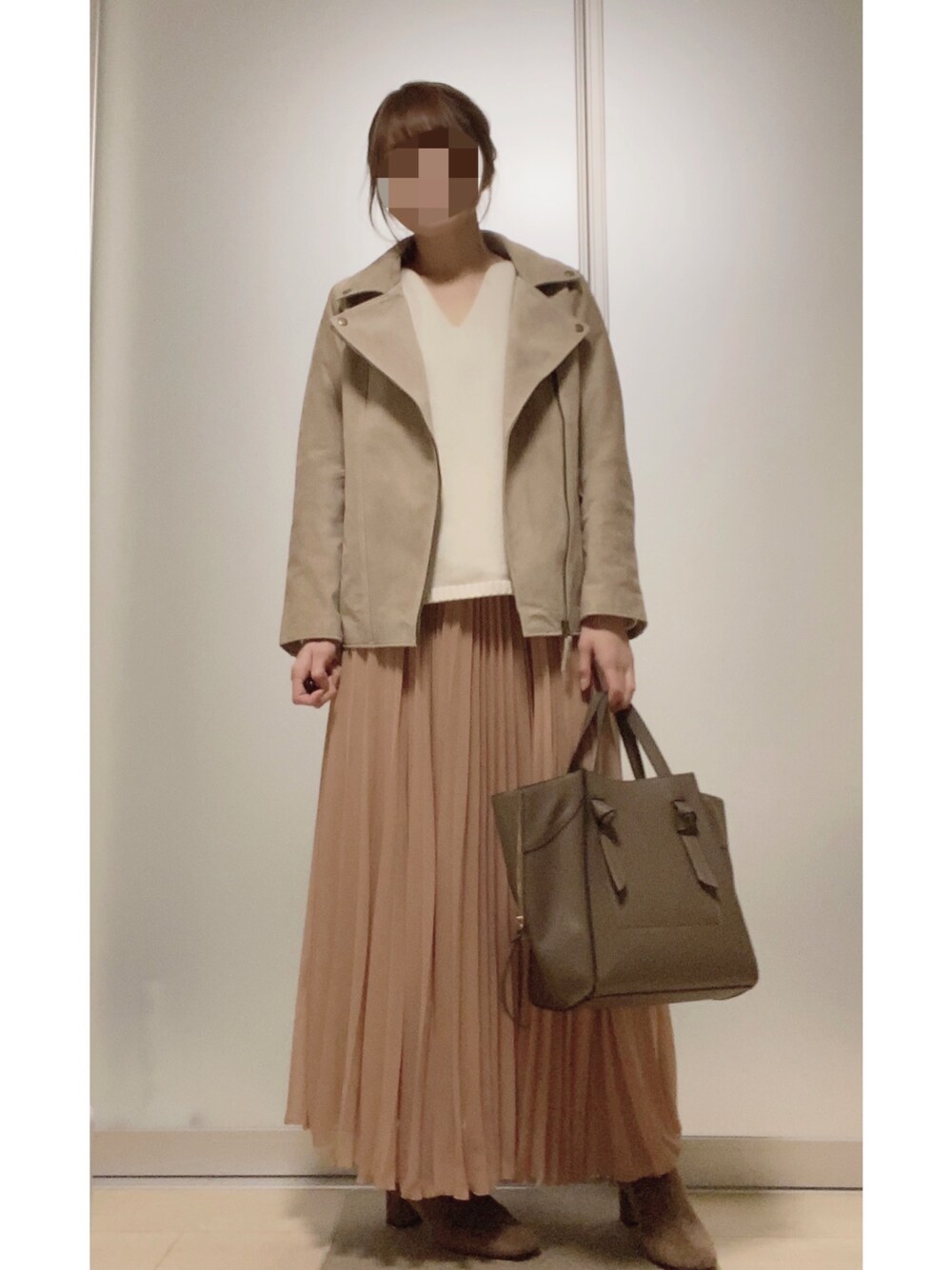 「大人カジュアル、ootd、オトナ女子、冬、ライダース、プリーツスカート、くすみピンク、ベージュ、ロングスカート、ブーツ」｜「FRAMeWORKのアイテム（スカート、ピンク系）」を使った、名前はあとでさん（レディース・161cm）の冬コーディネートの1枚目の写真