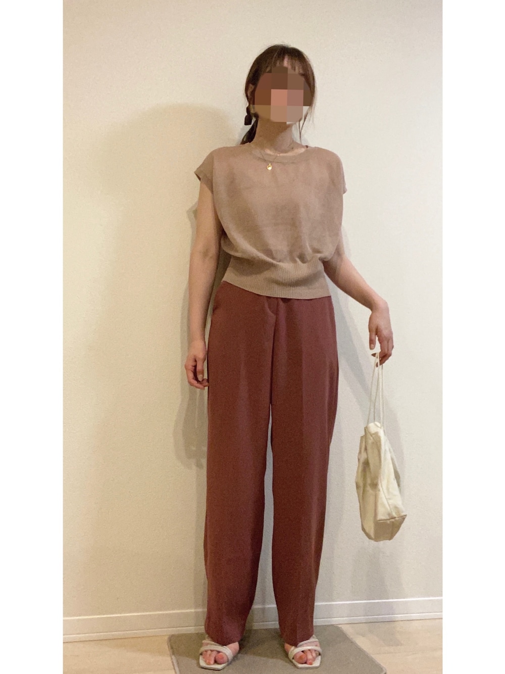 「夏コーデ、きれいめカジュアル、ootd、オトナ女子、カラーパンツ、ピンク、くすみピンク」｜「mysticの2WAYショートニット（ニット/セーター、イエロー系）」を使った、名前はあとでさん（レディース・161cm）の夏コーディネートの1枚目の写真