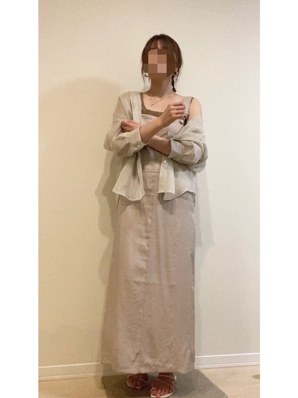 「シャツ好き集まれ、オトナ女子、ジャンパースカート、ジャンスカ、ベージュコーデ、ワントーンコーデ、シースルー」｜「MADEMOISELLE ROPE'の【テレワーク映え】【洗える】ソフトオーガンジーエアリーシアーシャツブラウス（シャツ/ブラウス、グレー系）」を使った、名前はあとでさん（レディース・161cm）の夏コーディネートの1枚目の写真