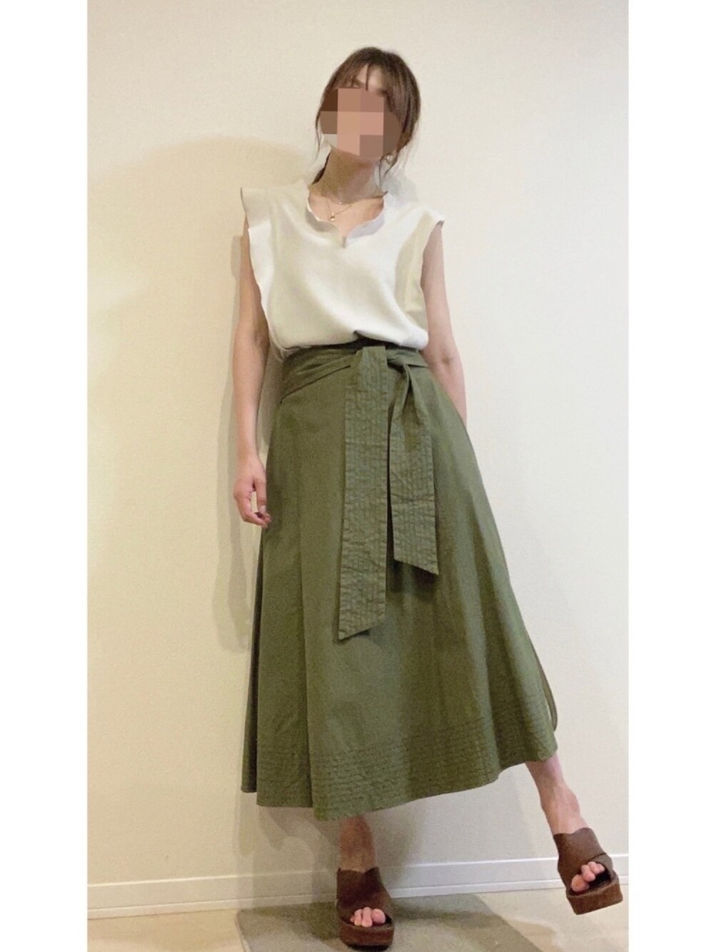 「オトナ女子、フレアスカート、カーキ、スカート、デート、outfit」｜「baybeeのアイテム（スカート、グリーン系）」を使った、名前はあとでさん（レディース・161cm）の夏コーディネートの1枚目の写真