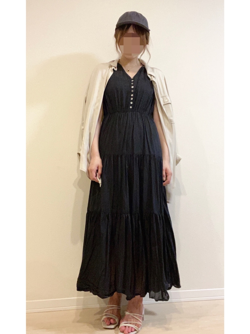 「シンプルコーデ、ワンピース、ティアードワンピース、キャップ、帽子、オトナ女子、UNIQLO」｜「UNIQLOのアイテム（キャップ、グレー系）」を使った、名前はあとでさん（レディース・161cm）の夏コーディネートの1枚目の写真
