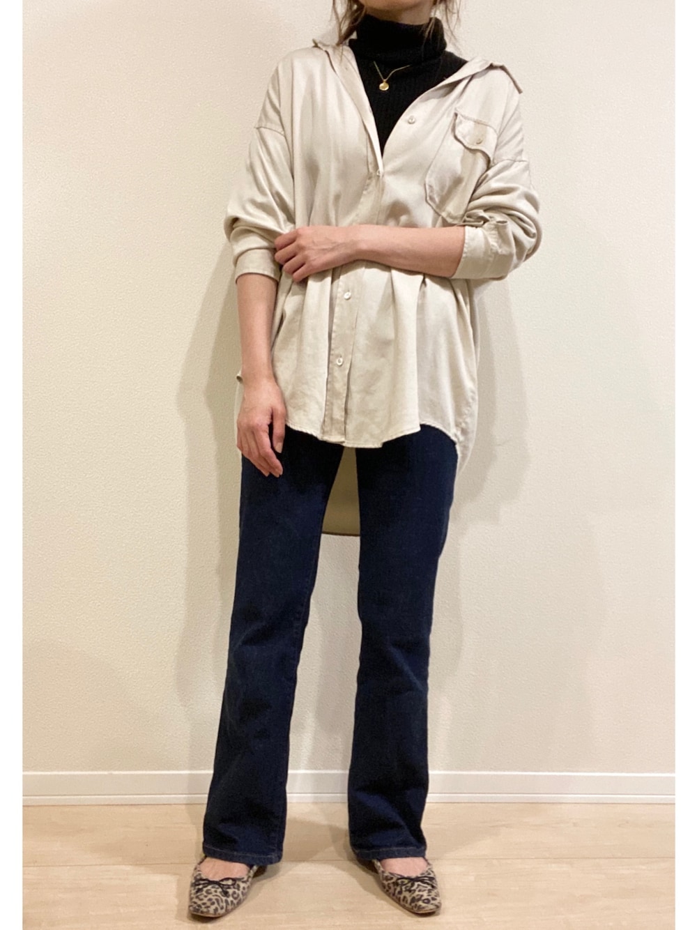 「カジュアルコーデ、秋服、シャツスタイル、ブーツカットパンツ、フレアパンツ、フレアデニム、フラットシューズ、レオパード、重ね着」｜「CIMARRONの【CIMARRON JEANS】別注フレアジーンズ（デニムパンツ、ブルー系）」を使った、名前はあとでさん（レディース・161cm）の秋コーディネートの1枚目の写真