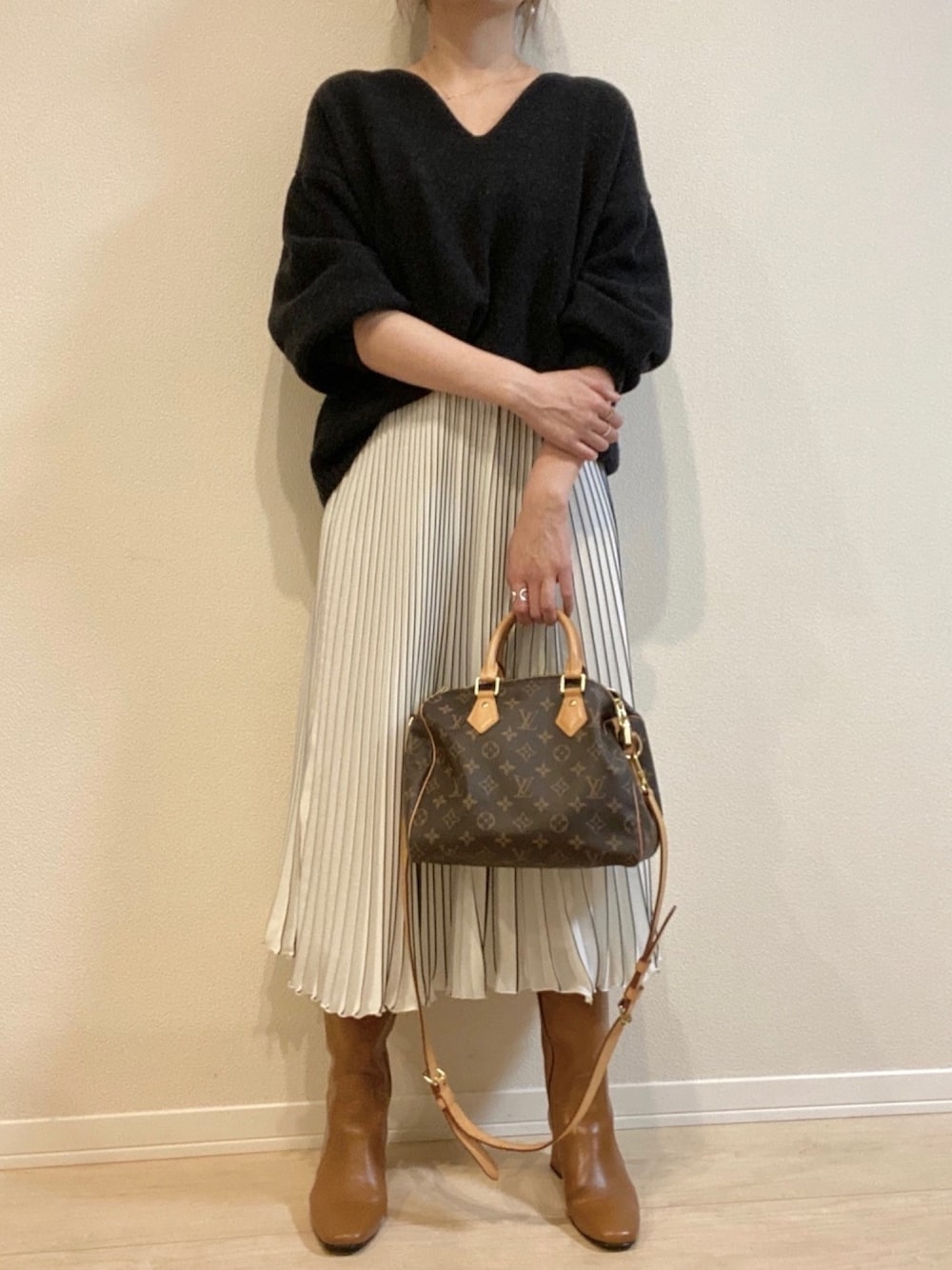 「今日のコーデ、プリーツスカート、ロングブーツ、ブーツ、秋冬コーデ、ニット、レザーLOVEスナップ、レザーシューズ、モノトーン」｜「LOUIS VUITTONのLouis Vuitton Vintage 'Speedy 30' tote（トートバッグ、ブラウン系）」を使った、名前はあとでさん（レディース・161cm）の秋コーディネートの1枚目の写真