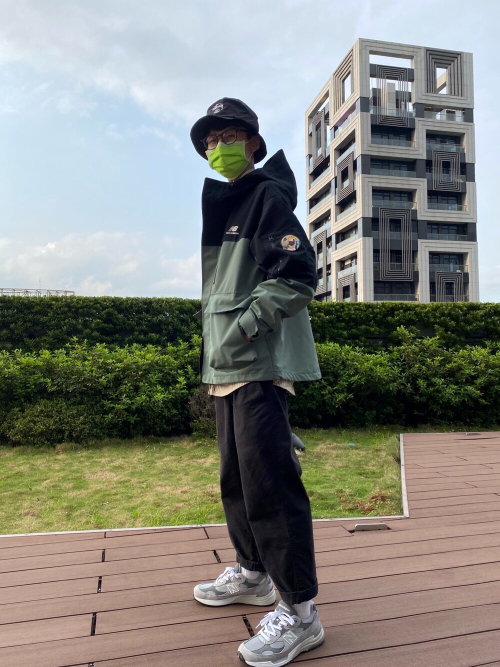 「NEW BALANCEのアイテム（マウンテンパーカー、グリーン系）」を使った、迷Mir /。daily stylさん（レディース・162cm）の春コーディネートの1枚目の写真