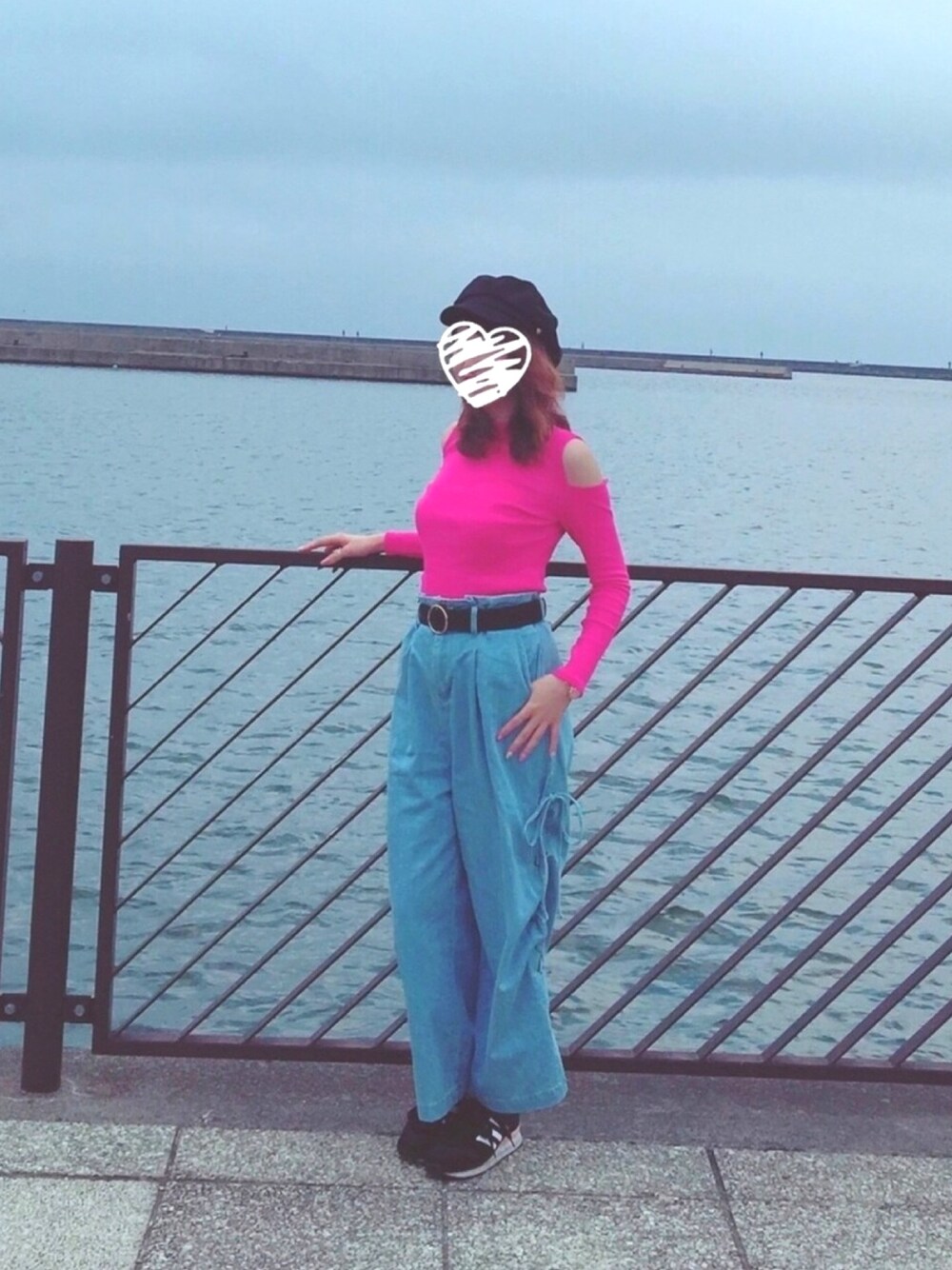 ピンク系のTシャツ/カットソー、ブラック系のスニーカー、ブルー系のデニムパンツを着用したレディースの夏コーディネートの1枚目の写真