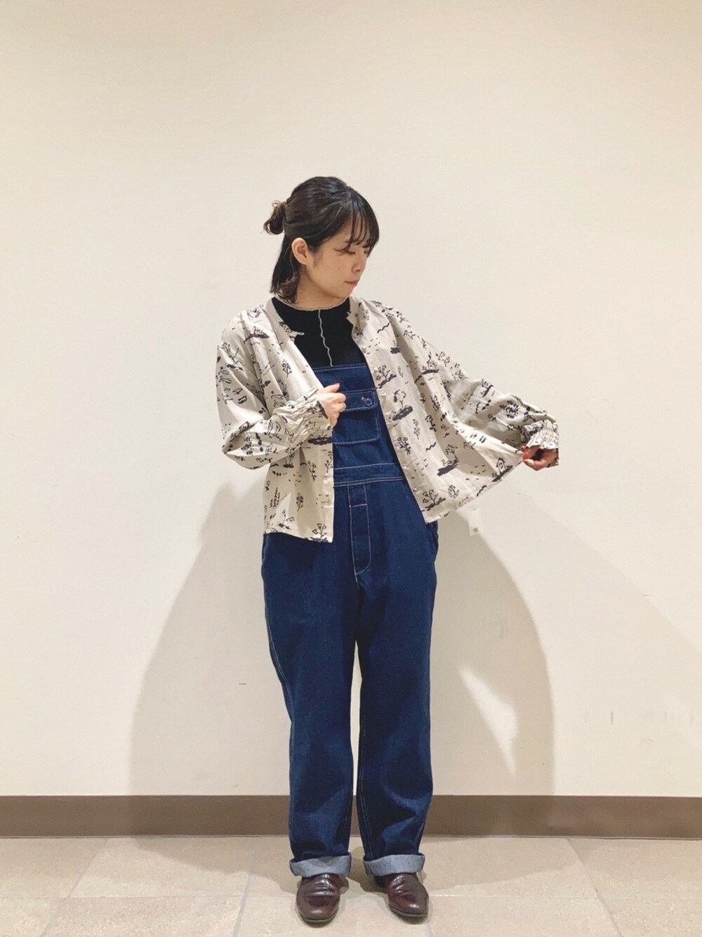 「春、オーバーオール、柄シャツ、低身長、低身長コーデ、pou dou dou、カジュアル、古着、ナチュラル、ガーリー」｜「POU DOU DOUのランドスケーププリントブラウス（シャツ/ブラウス、グレー系）」を使った、かわかみさん（レディース・154cm）の春コーディネートの1枚目の写真
