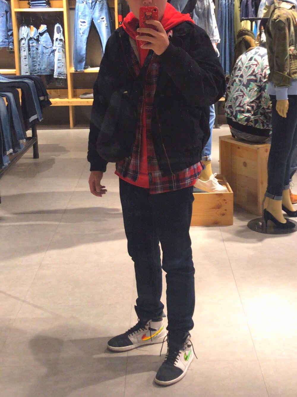 「Levi's」｜「Levi'sのアイテム（デニムパンツ、ブルー系）」を使った、吴昊东さん（メンズ・181cm）の冬コーディネートの1枚目の写真