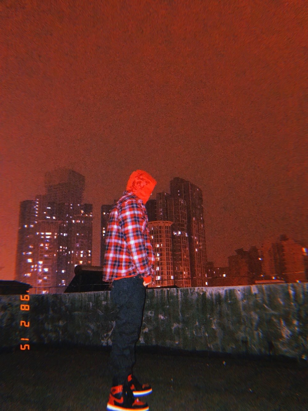 「New year」｜「Levi'sのアイテム（シャツ/ブラウス、レッド系）」を使った、吴昊东さん（メンズ・181cm）の冬コーディネートの1枚目の写真
