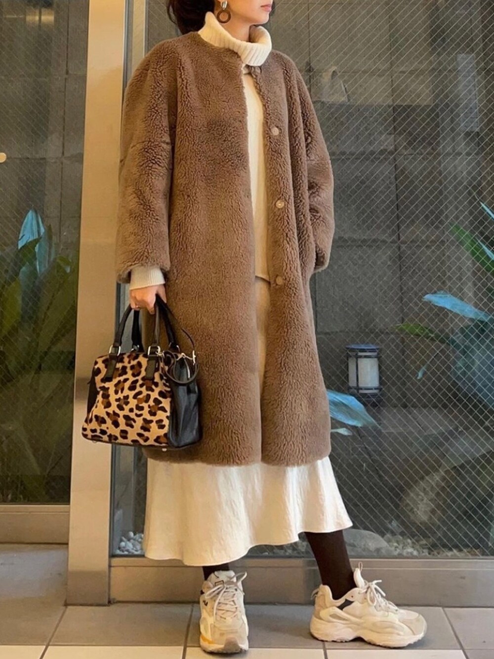 「オトナカジュアル、オトナ女子、大人コーデ、ワントーンコーデ、白スニーカー、白コーデ、もこもこ、ボアコート、ムートンコート」｜「CELFORDのアイテム（ノーカラーコート、ブラウン系）」を使った、mocharinさん（レディース・161cm）の冬コーディネートの1枚目の写真