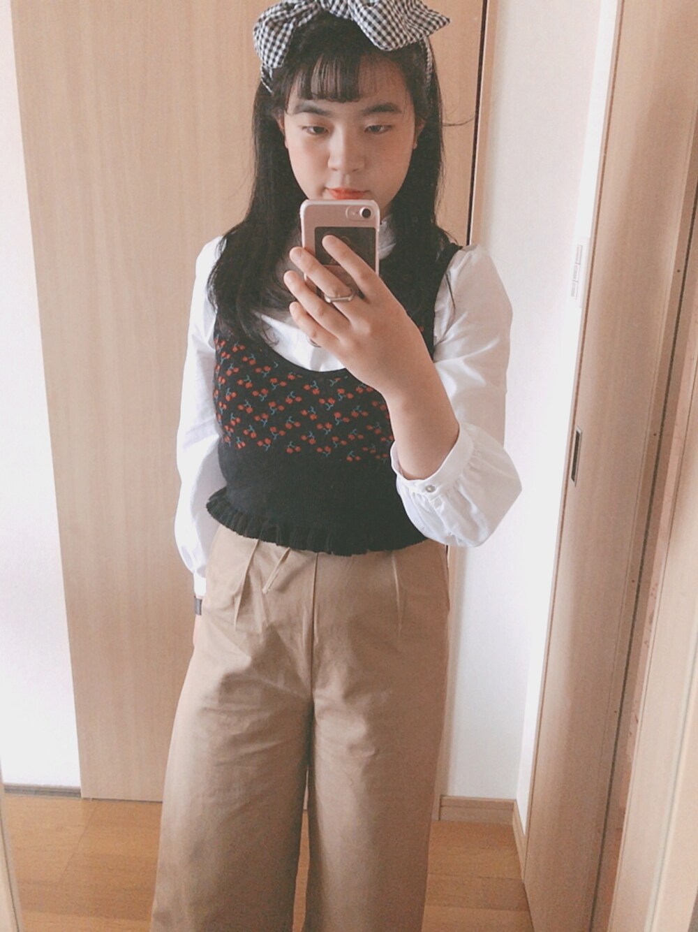 「バンダナ、ギンカムチェック、チェリービスチェ、ZARA、ホワイトブラウス」｜「MAJESTIC LEGONのウエスト編上げワイドパンツ（その他パンツ、ベージュ系）」を使った、mooka🍑さん（レディース・160cm）の春コーディネートの1枚目の写真