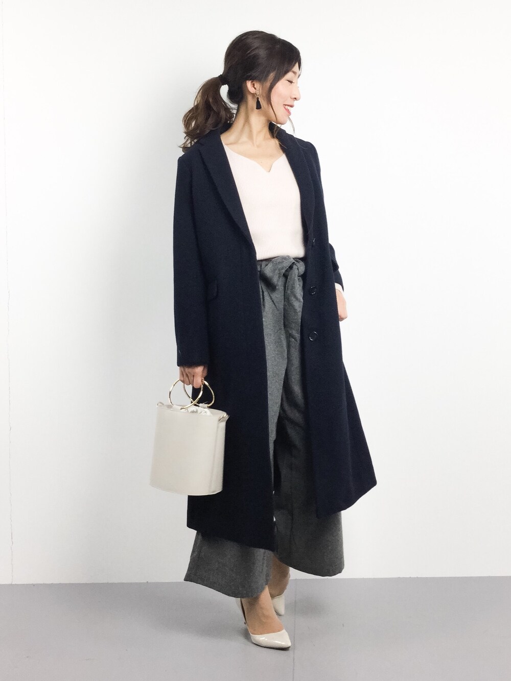 「チェスターコート、ワイドパンツ、キレイめ、大人コーデ、きれいめカジュアル、パンツスタイル、シンプルコーデ、オフィスカジュアル、ママコーデ、オトナカジュアル」｜「SEVENDAYS=SUNDAYのウール混 ウエストリボン付タックパンツ（その他パンツ、グレー系）」を使った、RINAさん（レディース・160cm）の冬コーディネートの1枚目の写真