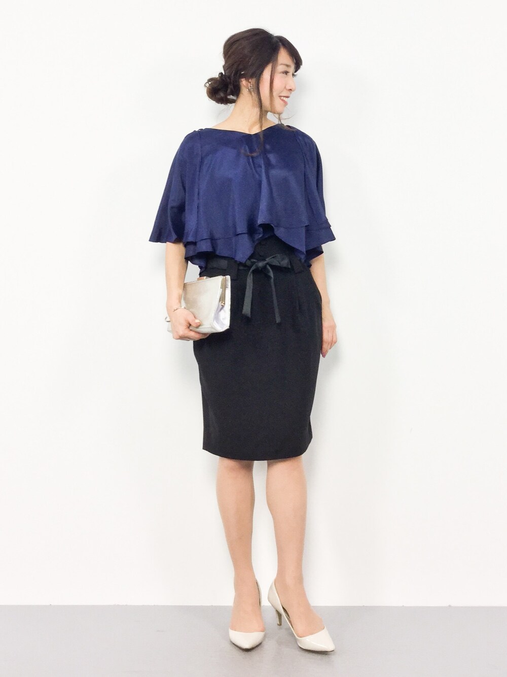 ブルー系のドレスを着用したレディースの冬コーディネートの1枚目の写真