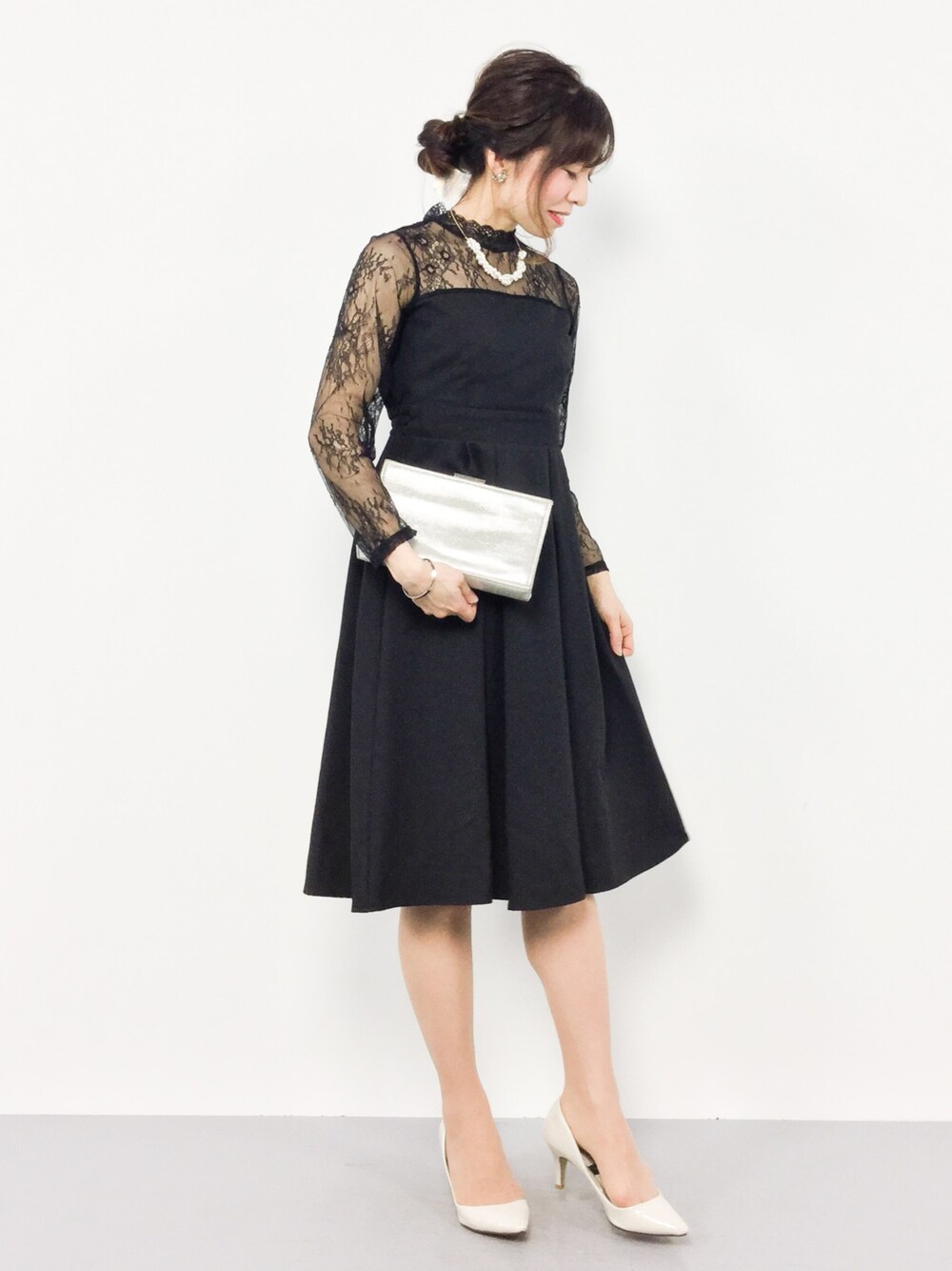 ブラック系のワンピースを着用したレディースの春コーディネートの1枚目の写真