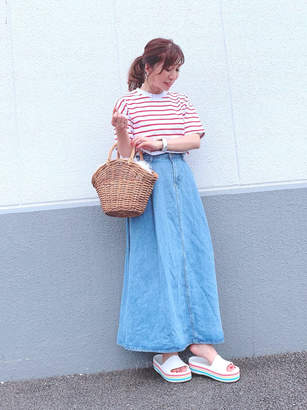 ホワイト系のTシャツ/カットソー、ベージュ系のかごバッグ、ブルー系のスカートを着用したレディースの春コーディネートの1枚目の写真