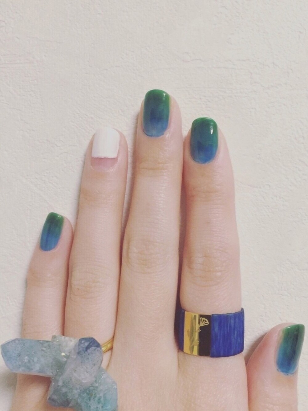 グリーン系のハンドケア/ハンドクリーム、ブルー系のリングを着用したレディースの冬コーディネートの1枚目の写真