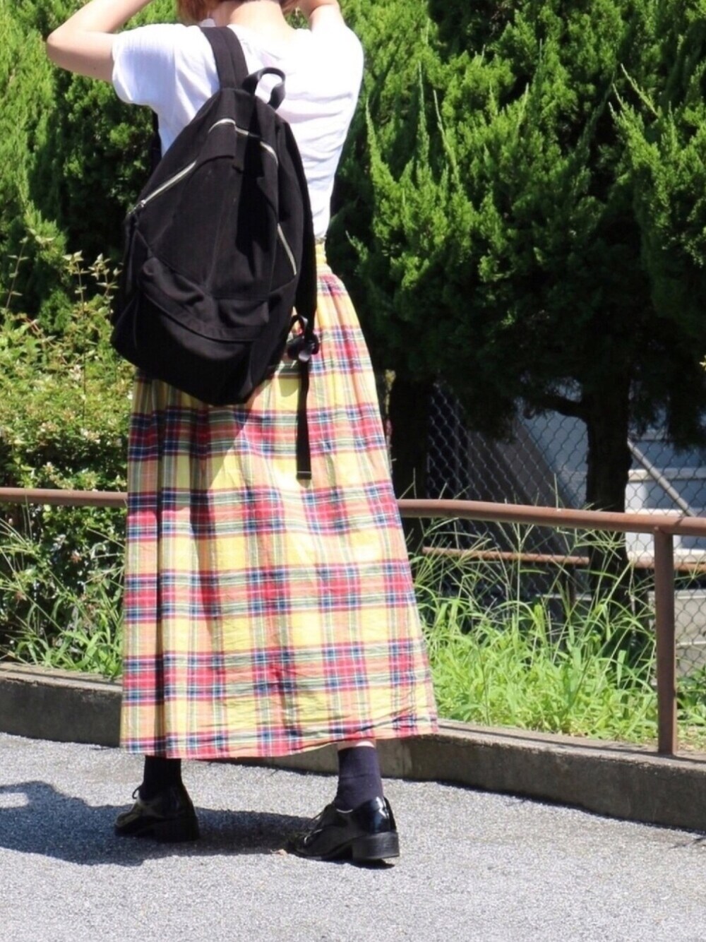 「リュック、スエード、creed、白Tシャツ、ロングスカート、チェックスカート、シャツイン、秋のコーデ、鞄と洋服、バッグコーデ」｜「BEAMSのアイテム（スカート、イエロー系）」を使った、llloさん（レディース・160cm）の夏コーディネートの1枚目の写真