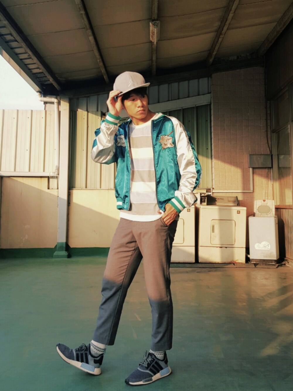 「橫須賀、streetstyle、復古、souvenirjacket、ootd、daily look、CITYBOY 、sportswear」｜「GUのアイテム（スラックス、グレー系）」を使った、YOYOさん（メンズ・170cm）の春コーディネートの1枚目の写真