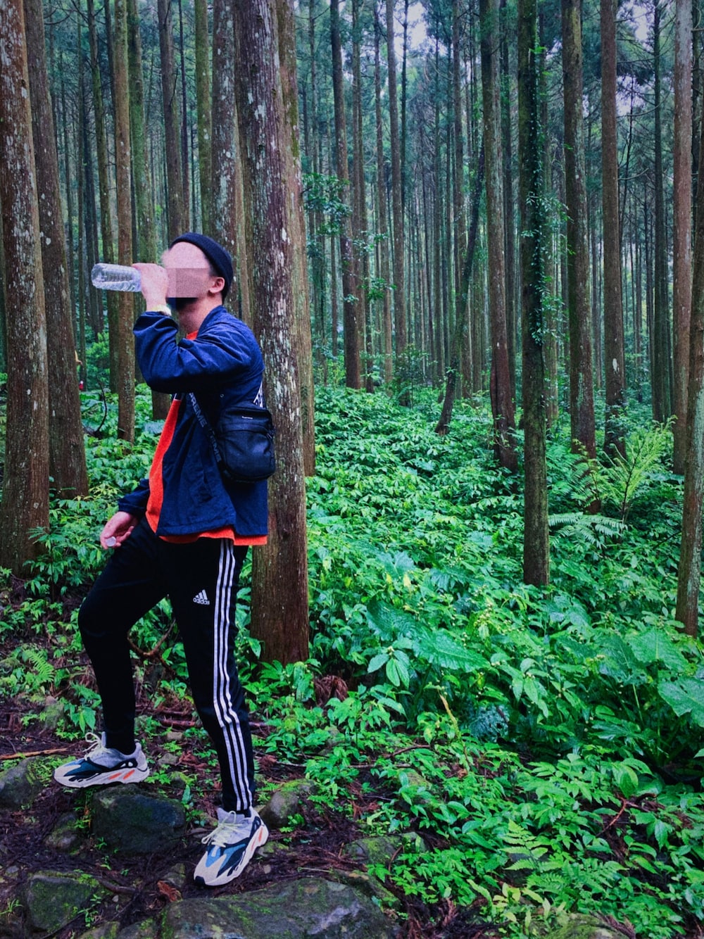 「森林、yeezy boost 700、palace、supreme」｜「Yeezyのアイテム（スニーカー、ベージュ系）」を使った、Chen Ray🐉さん（メンズ・168cm）の春コーディネートの1枚目の写真