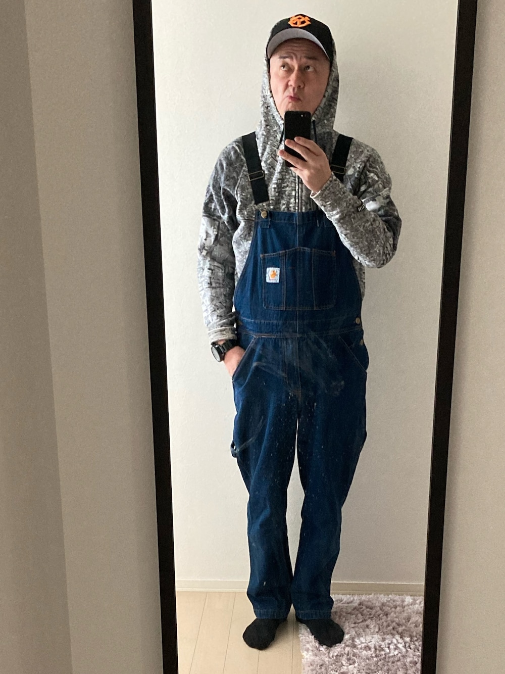 「オーバーオール、carhartt、nitraid、NIXON」｜「Carharttのアイテム（サロペット/オーバーオール、ブルー系）」を使った、nitowさん（メンズ・178cm）の冬コーディネートの1枚目の写真