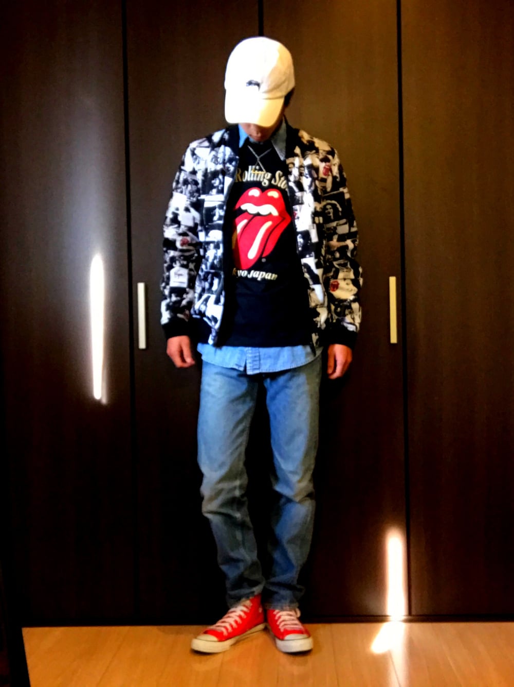 「ドラフトリーバイス、デニム、シンプル」｜「CONVERSEのアイテム（スニーカー、レッド系）」を使った、REIJIさん（メンズ・177cm）の冬コーディネートの1枚目の写真
