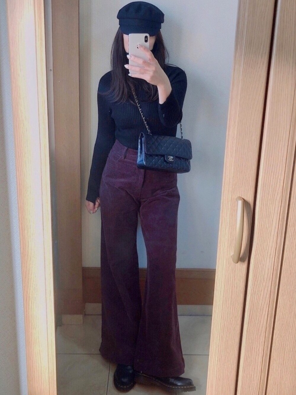 「オトナ女子、ZARA、ワイドパンツ、黒ブーツ、ドクターマーチン、タートルネック、シャネル、真似っこコーデ」｜「URBAN RESEARCHのアイテム（ニット/セーター、ブラック系）」を使った、miiさん（レディース・169cm）の冬コーディネートの1枚目の写真