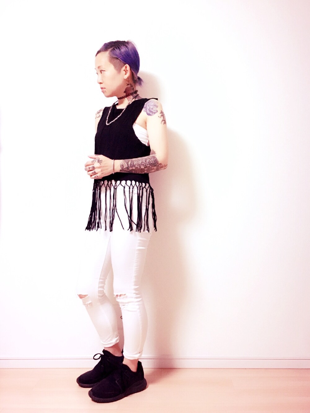 ブラック系のスニーカーを着用したレディースの夏コーディネートの1枚目の写真