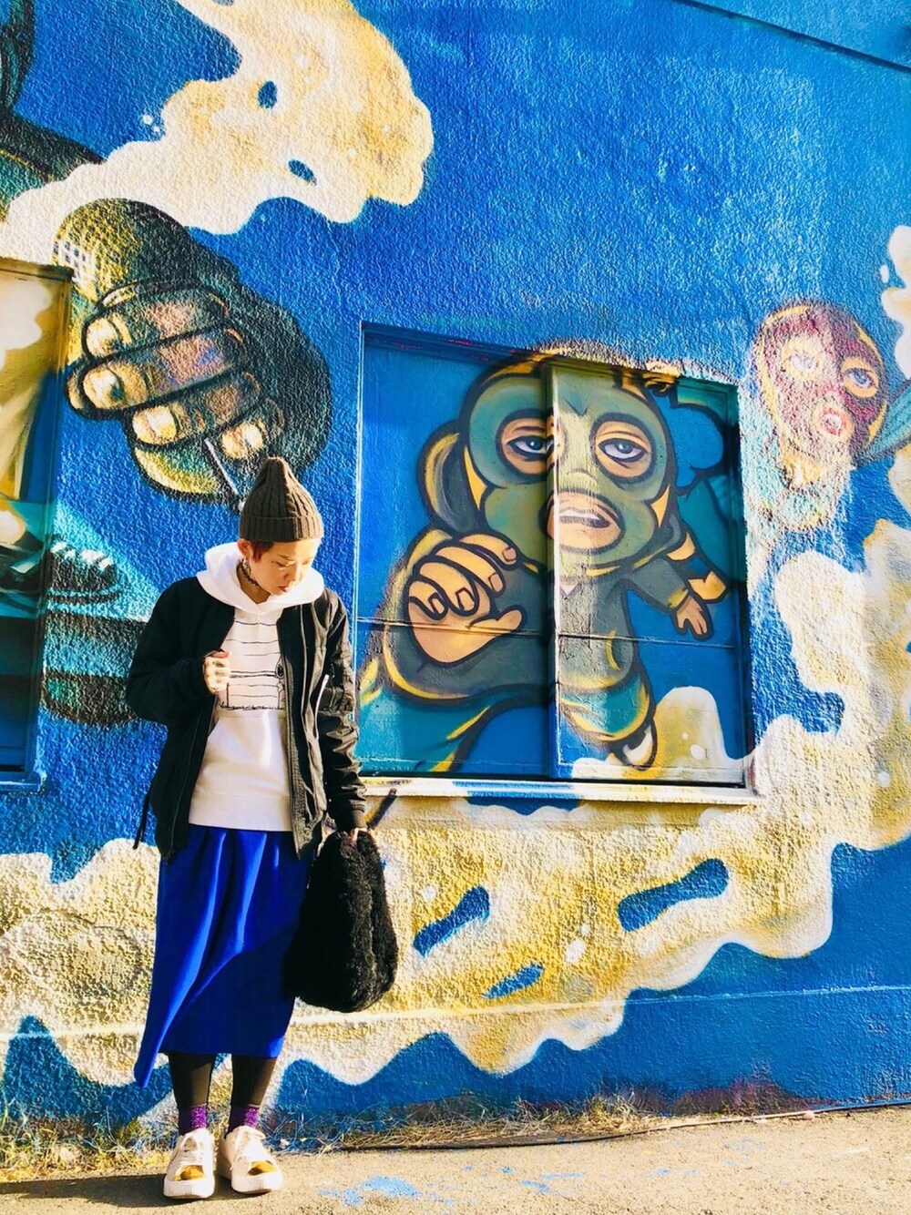 「ニット帽、スウェット、パーカ、フレアスカート、スニーカー」｜「KAWS×PEANUTSの🥜🥜🥜（スウェット、ブラック系）」を使った、Lauraさん（レディース・155cm）の秋コーディネートの1枚目の写真