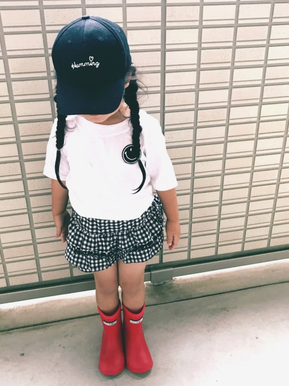 「キュロットパンツ、ギンガムチェック、レインシューズ、さしいろ赤」｜「no brandのアイテム（レインシューズ、レッド系）」を使った、ｋａｎａｕｔａさん（キッズ・100cm）の夏コーディネートの1枚目の写真